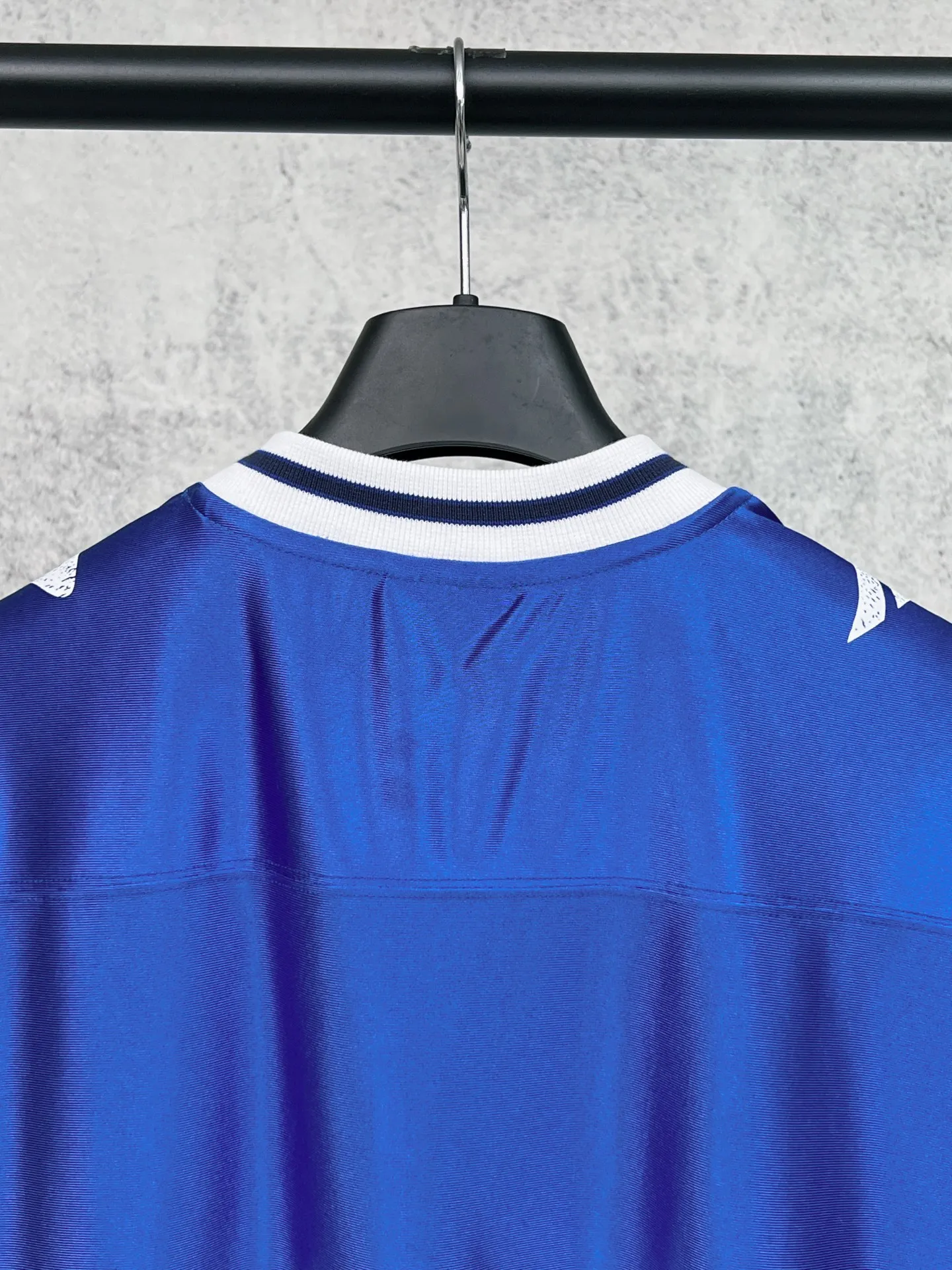 💰P105 【 . Quality】BALENCI*GA/ FOo TBALLSeries 。 3B V T 。 ， ， 。 SS 26 New Arrival。 ， 。 。 Authentic ， ， 。 。 220 ， . ， 。 。 ， ， ， 。 。 。 OS . Same Style ：BL 263761 ：Black，Blue， Size：XS S M L